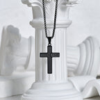 Collier Croix Minimaliste avec Détail « JESUS » : Expression Discrète de la Foi
