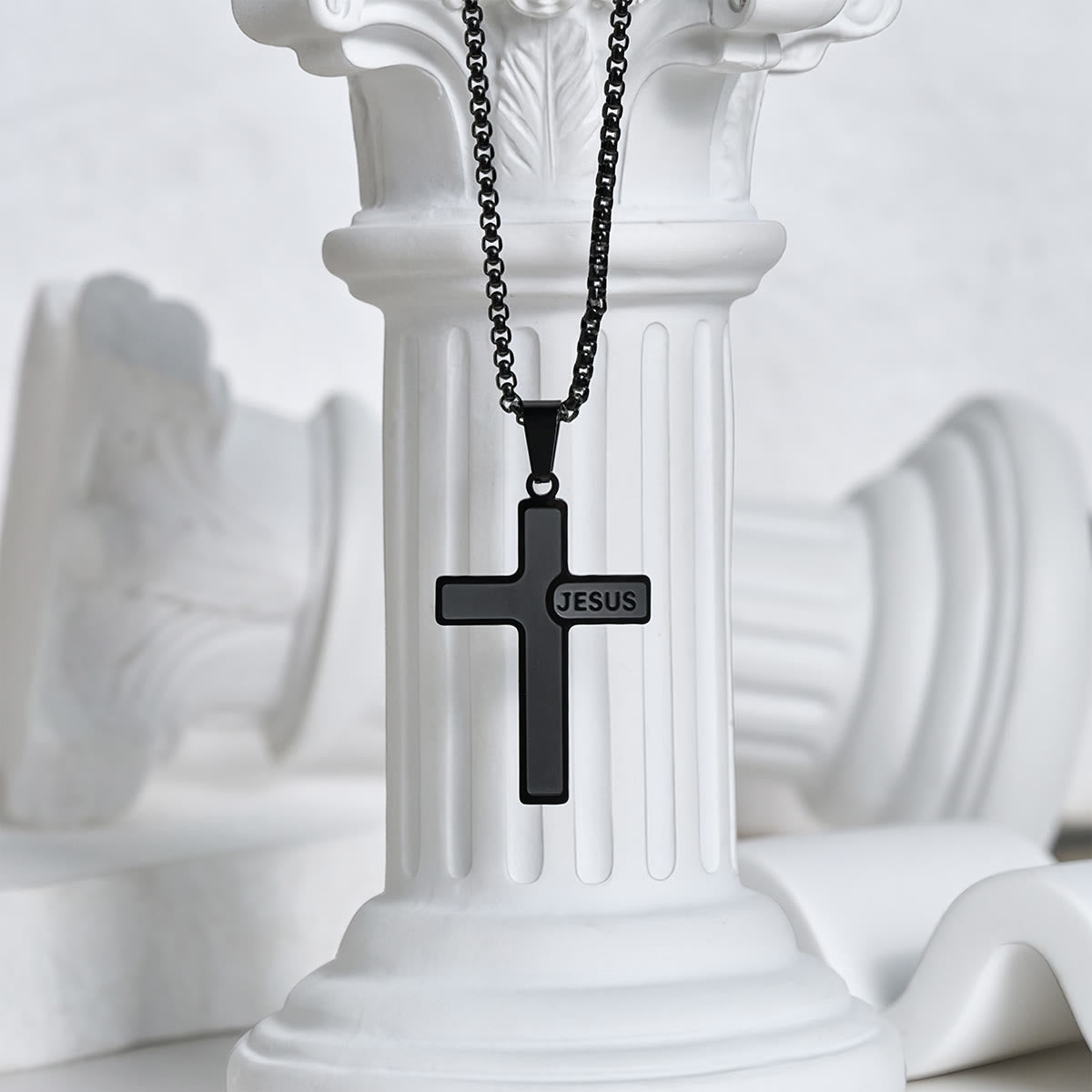 Collier Croix Minimaliste avec Détail « JESUS » : Expression Discrète de la Foi