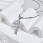 Collier Croix Minimaliste avec Détail « JESUS » : Expression Discrète de la Foi