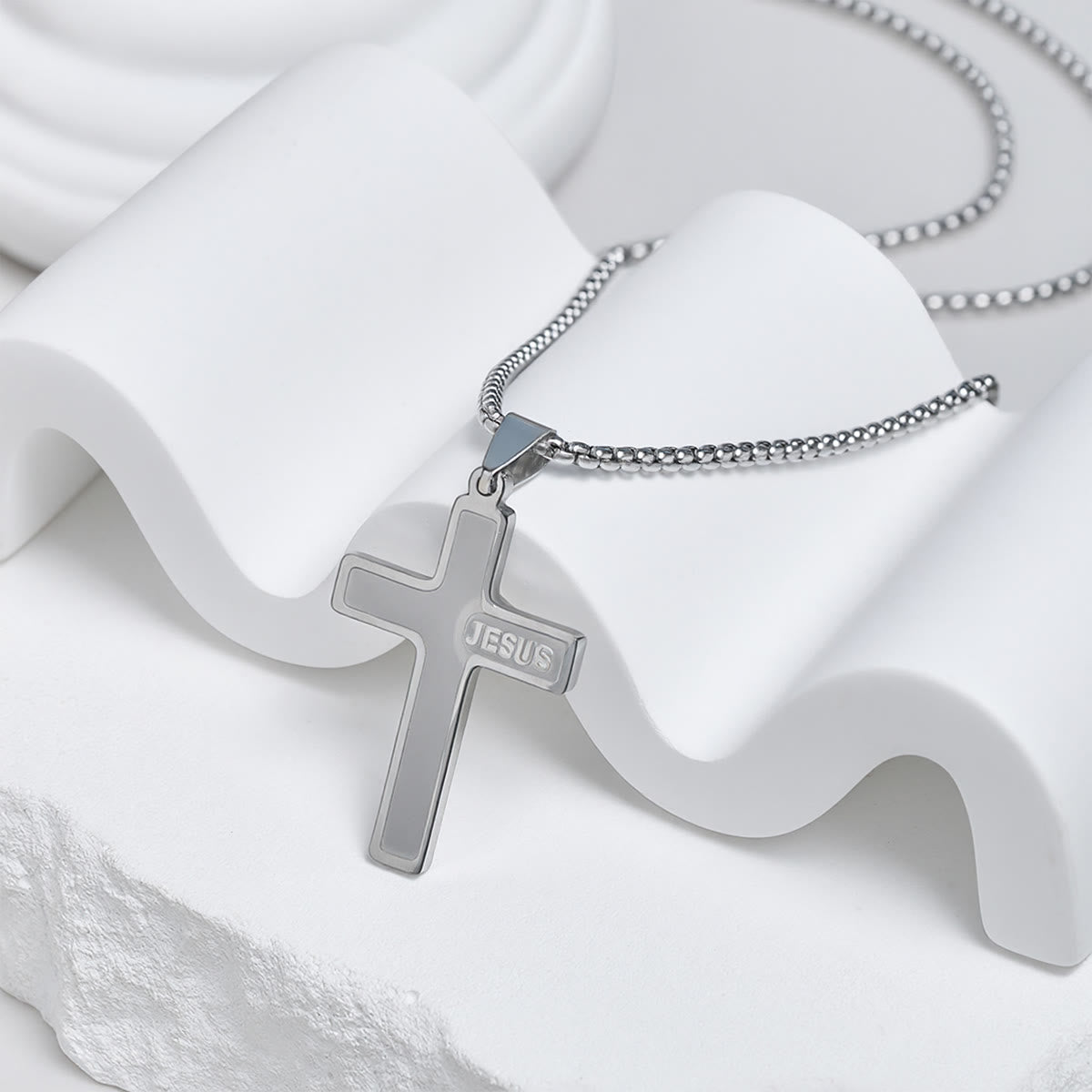Collier Croix Minimaliste avec Détail « JESUS » : Expression Discrète de la Foi