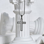 Collier Croix Minimaliste avec Détail « JESUS » : Expression Discrète de la Foi