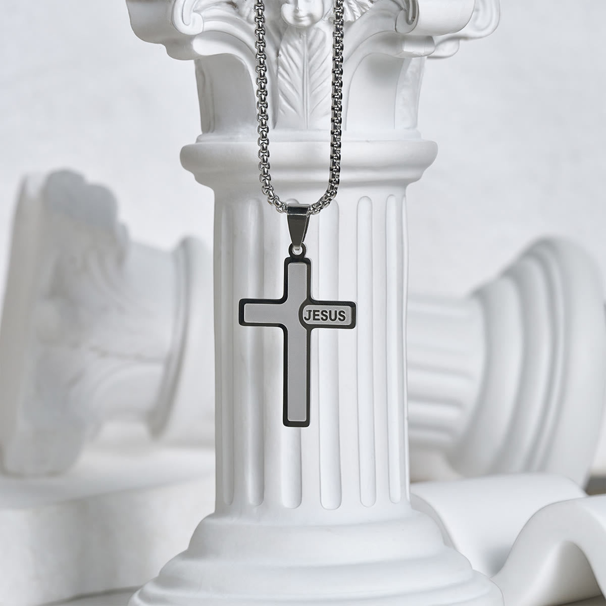 Collier Croix Minimaliste avec Détail « JESUS » : Expression Discrète de la Foi