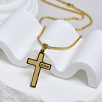 Collier Croix Minimaliste avec Détail « JESUS » : Expression Discrète de la Foi