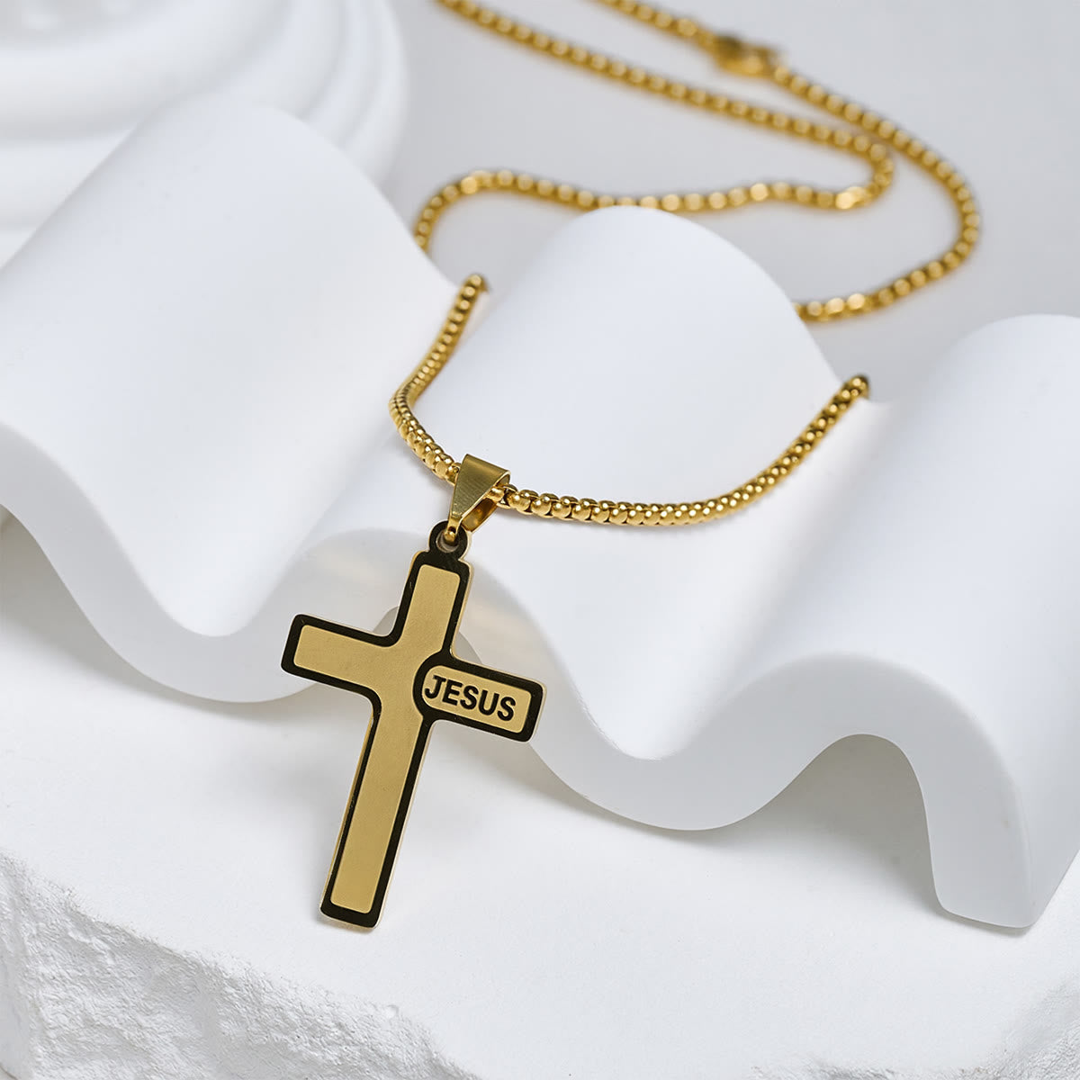 Collier Croix Minimaliste avec Détail « JESUS » : Expression Discrète de la Foi