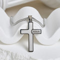 Collier Croix Minimaliste avec Détail « JESUS » : Expression Discrète de la Foi