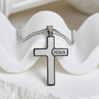 Collier Croix Minimaliste avec Détail « JESUS » : Expression Discrète de la Foi