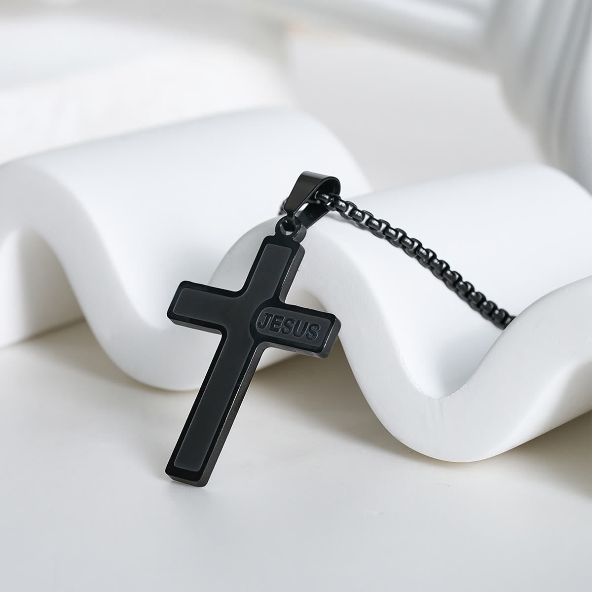Collier Croix Minimaliste avec Détail « JESUS » : Expression Discrète de la Foi