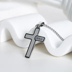 Collier Croix Minimaliste avec Détail « JESUS » : Expression Discrète de la Foi