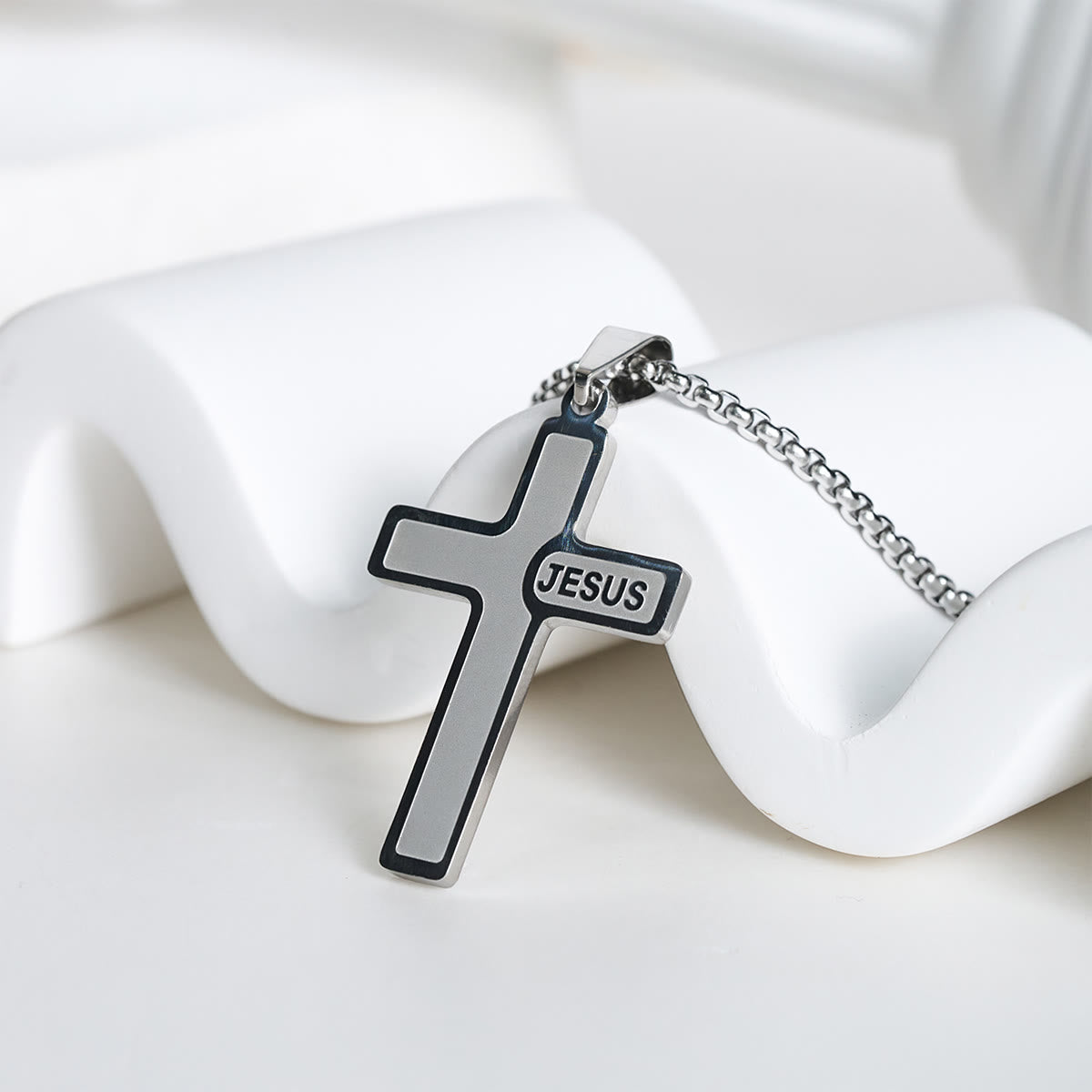 Collier Croix Minimaliste avec Détail « JESUS » : Expression Discrète de la Foi