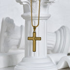 Collier Croix Minimaliste avec Détail « JESUS » : Expression Discrète de la Foi