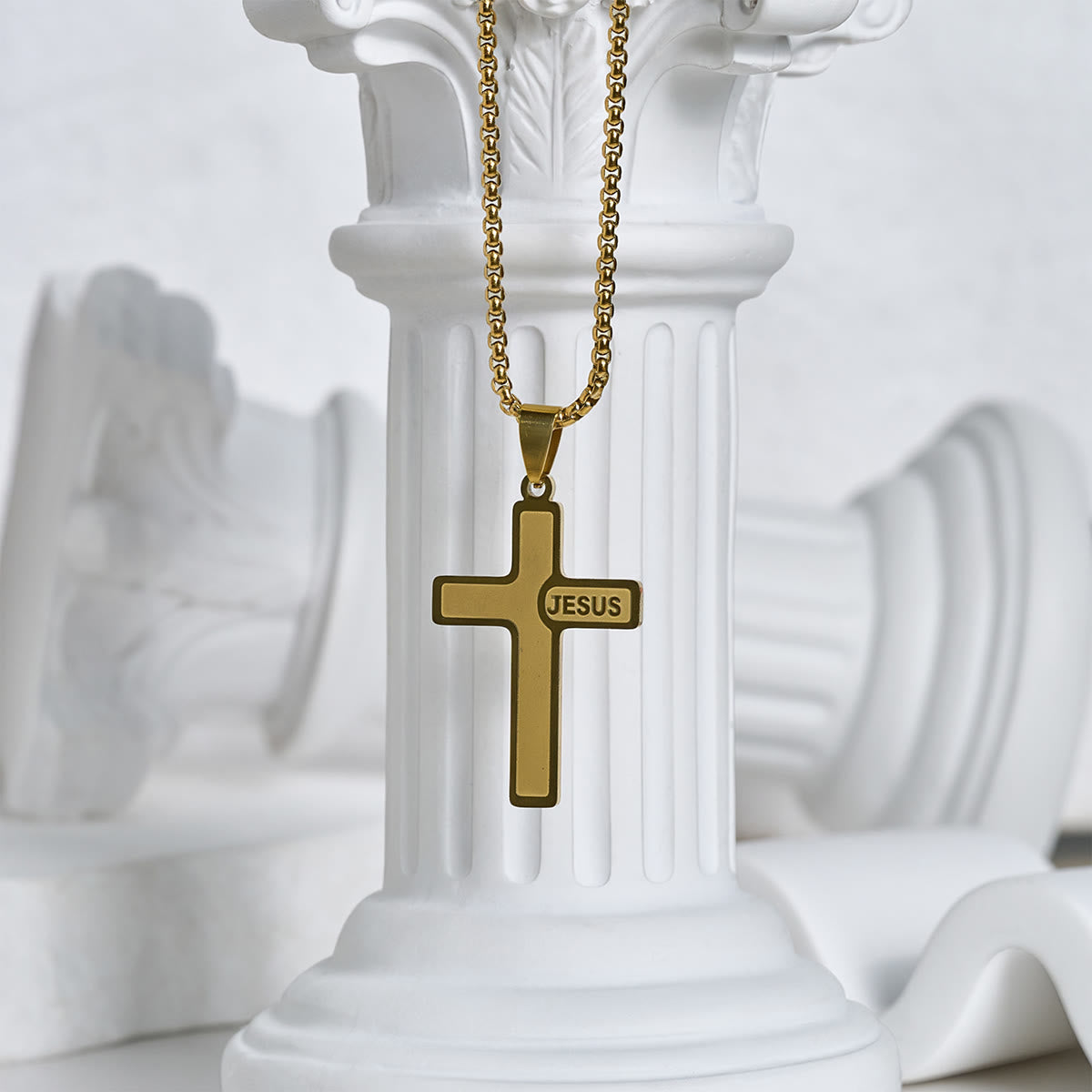 Collier Croix Minimaliste avec Détail « JESUS » : Expression Discrète de la Foi