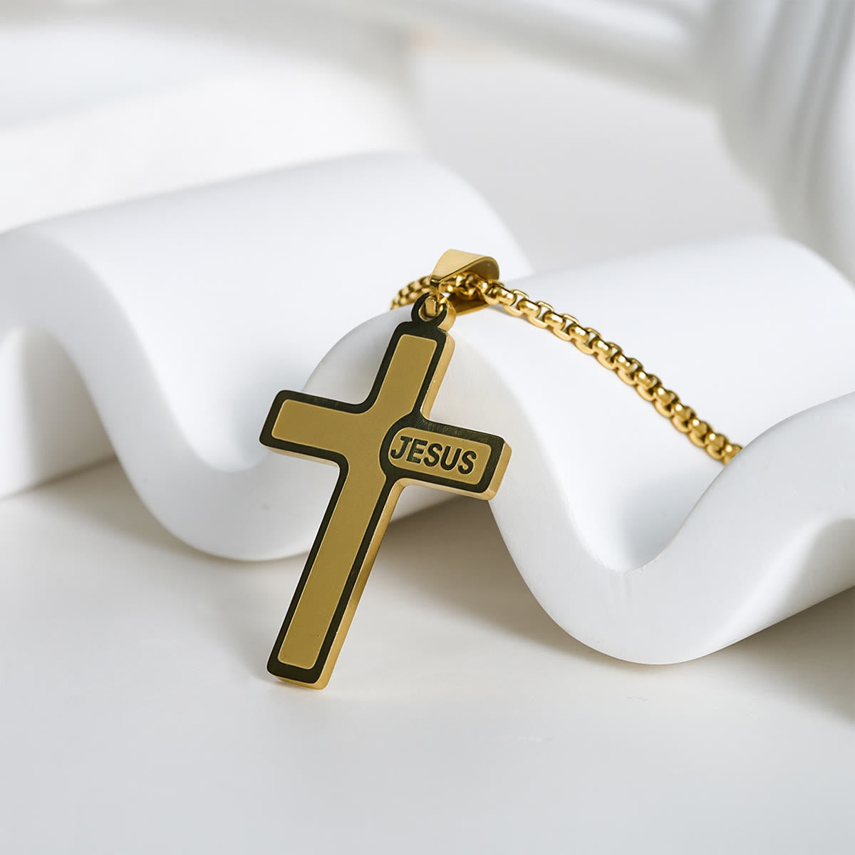 Collier Croix Minimaliste avec Détail « JESUS » : Expression Discrète de la Foi