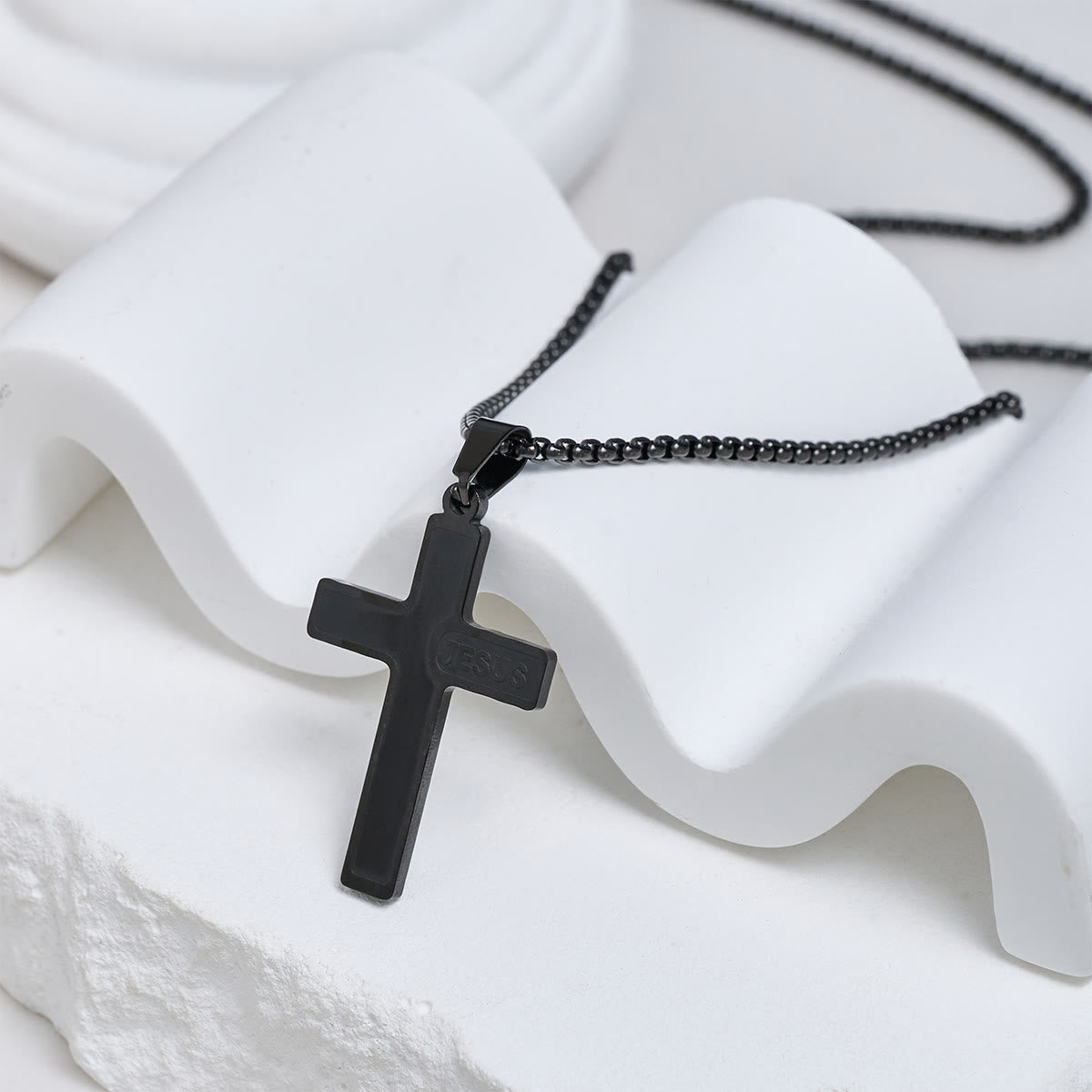 Collier Croix Minimaliste avec Détail « JESUS » : Expression Discrète de la Foi