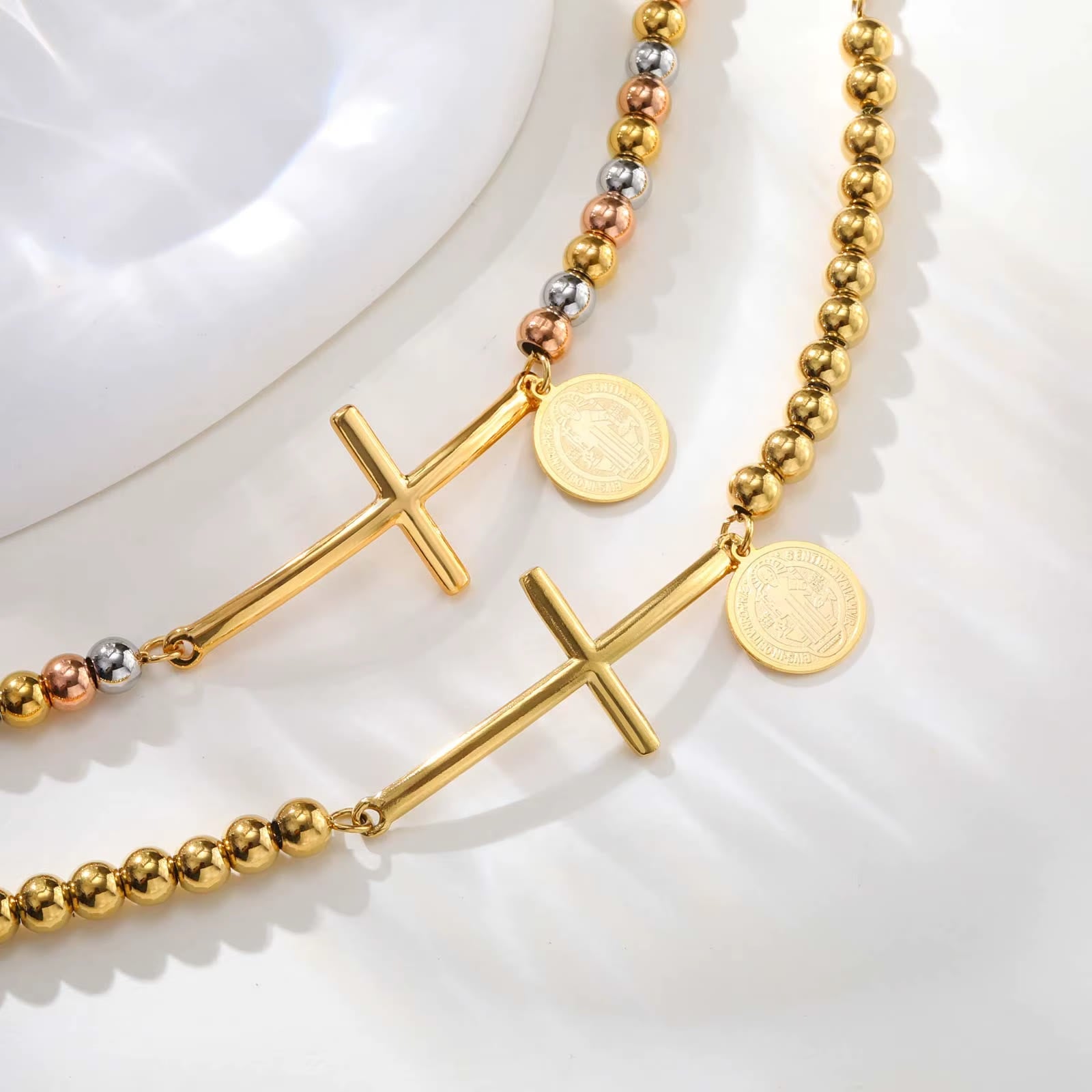 Pulsera de cruz y Nuestra Señora con cuentas: símbolo espiritual con elegancia pulida