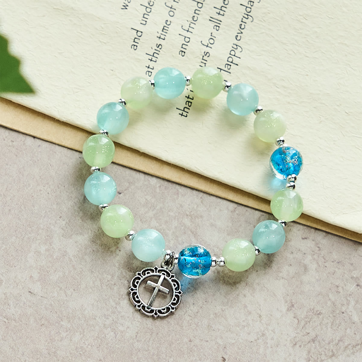 Bracelet de perles pailletées changeant de couleur aux UV avec croix ornée : Scintillez dans des tons de foi