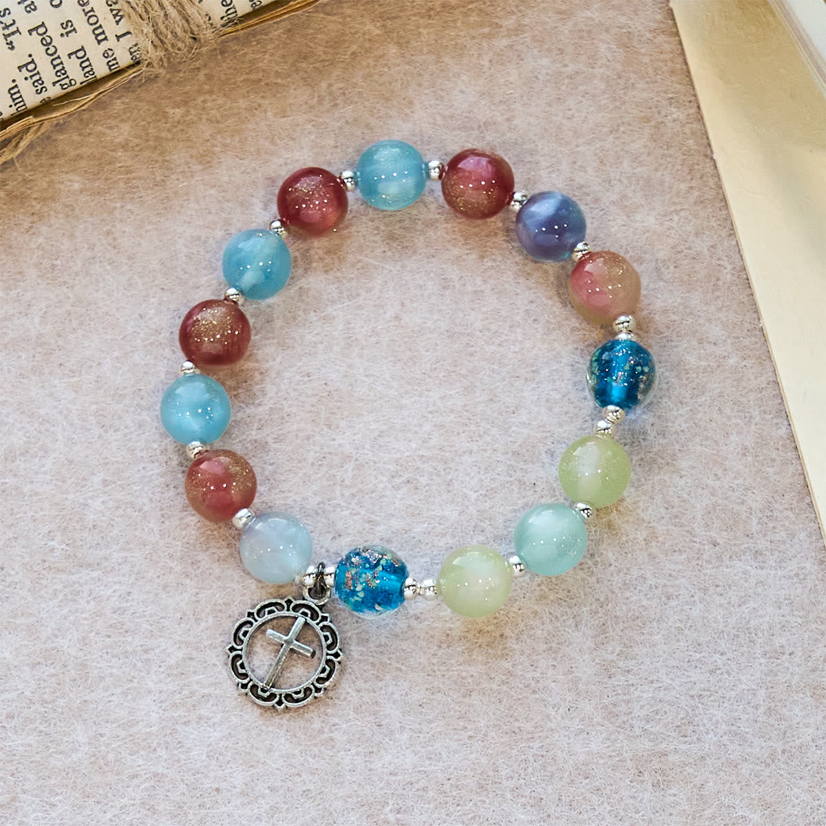 Bracelet de perles pailletées changeant de couleur aux UV avec croix ornée : Scintillez dans des tons de foi