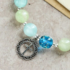 Bracelet de perles pailletées changeant de couleur aux UV avec croix ornée : Scintillez dans des tons de foi