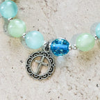 Bracelet de perles pailletées changeant de couleur aux UV avec croix ornée : Scintillez dans des tons de foi
