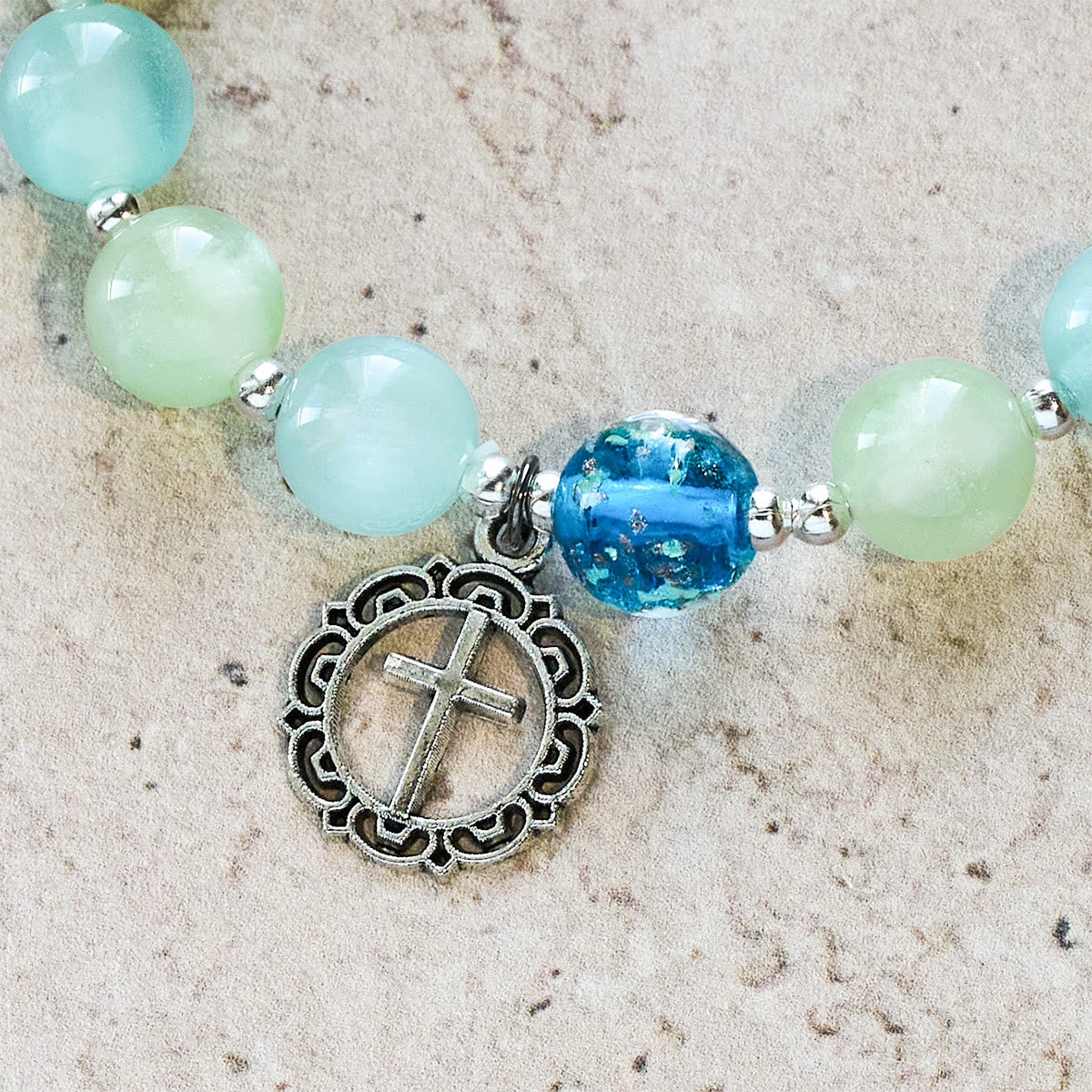 Bracelet de perles pailletées changeant de couleur aux UV avec croix ornée : Scintillez dans des tons de foi