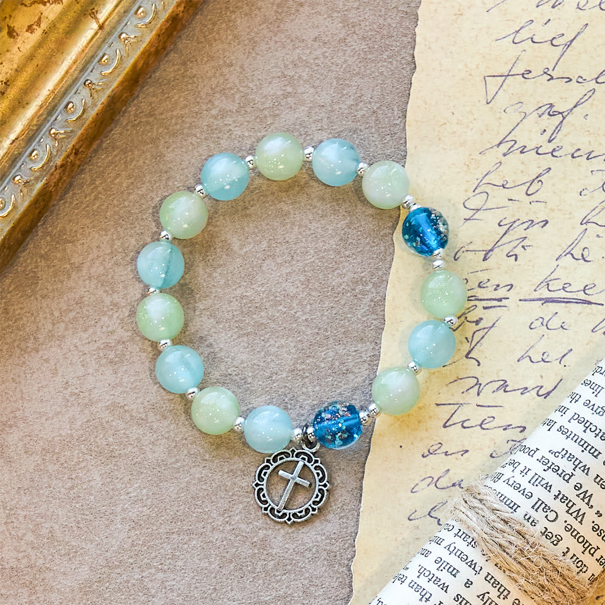 Bracelet de perles pailletées changeant de couleur aux UV avec croix ornée : Scintillez dans des tons de foi