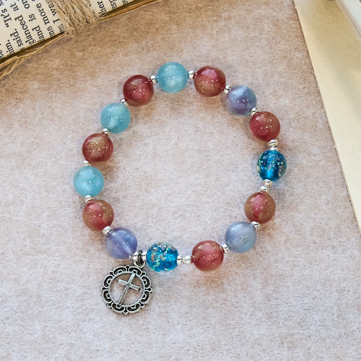 Bracelet de perles pailletées changeant de couleur aux UV avec croix ornée : Scintillez dans des tons de foi