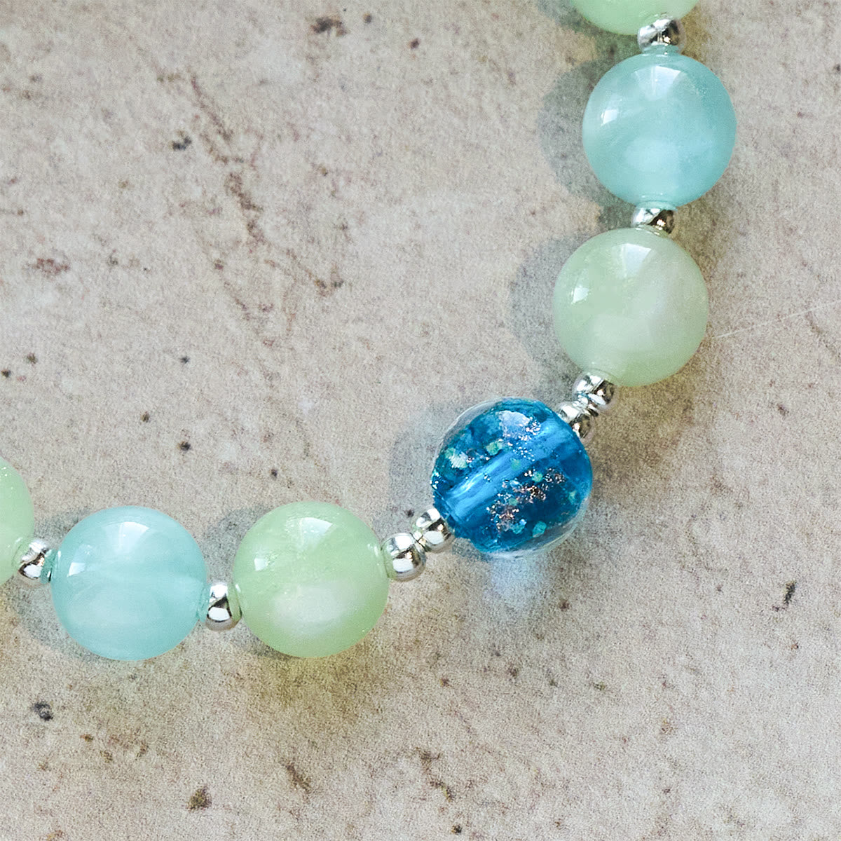 Bracelet de perles pailletées changeant de couleur aux UV avec croix ornée : Scintillez dans des tons de foi