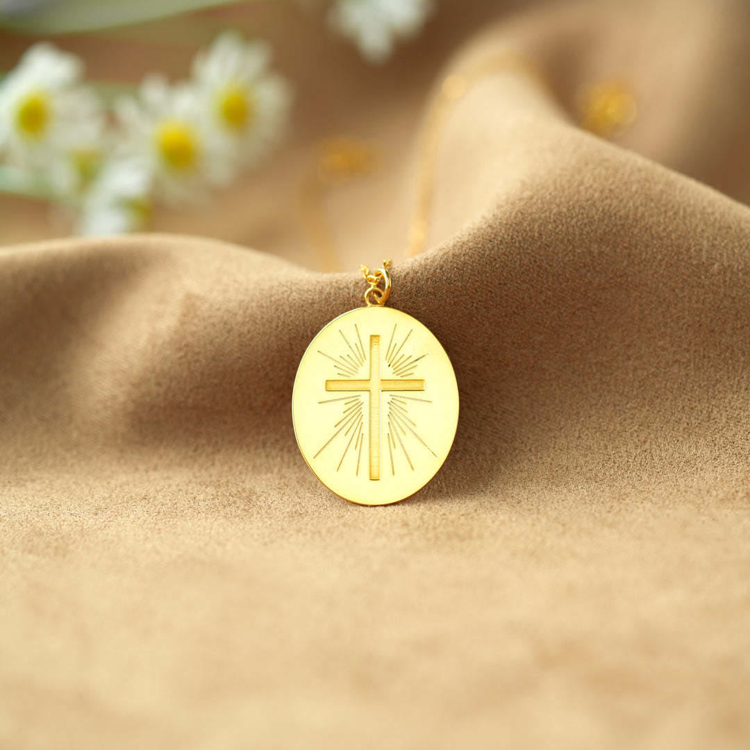 Collier Disque Croix Radiante : Jeton de Foi à Porter au Quotidien