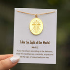 Collier Disque Croix Radiante : Jeton de Foi à Porter au Quotidien