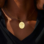 Collier Disque Croix Radiante : Jeton de Foi à Porter au Quotidien