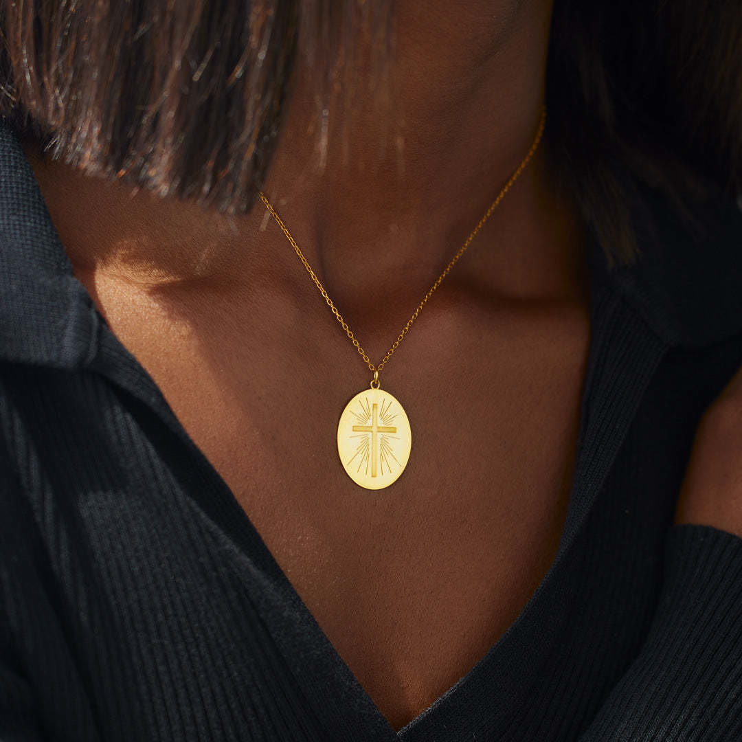 Collier Disque Croix Radiante : Jeton de Foi à Porter au Quotidien