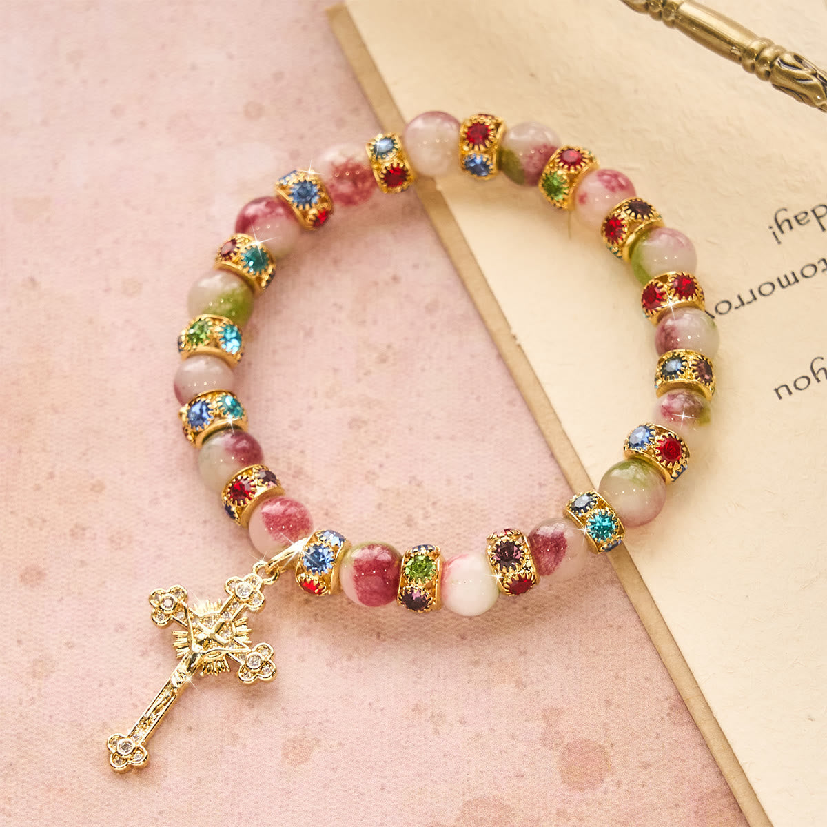 Bracelet scintillant de tourmaline dévotionnelle avec crucifix doré orné