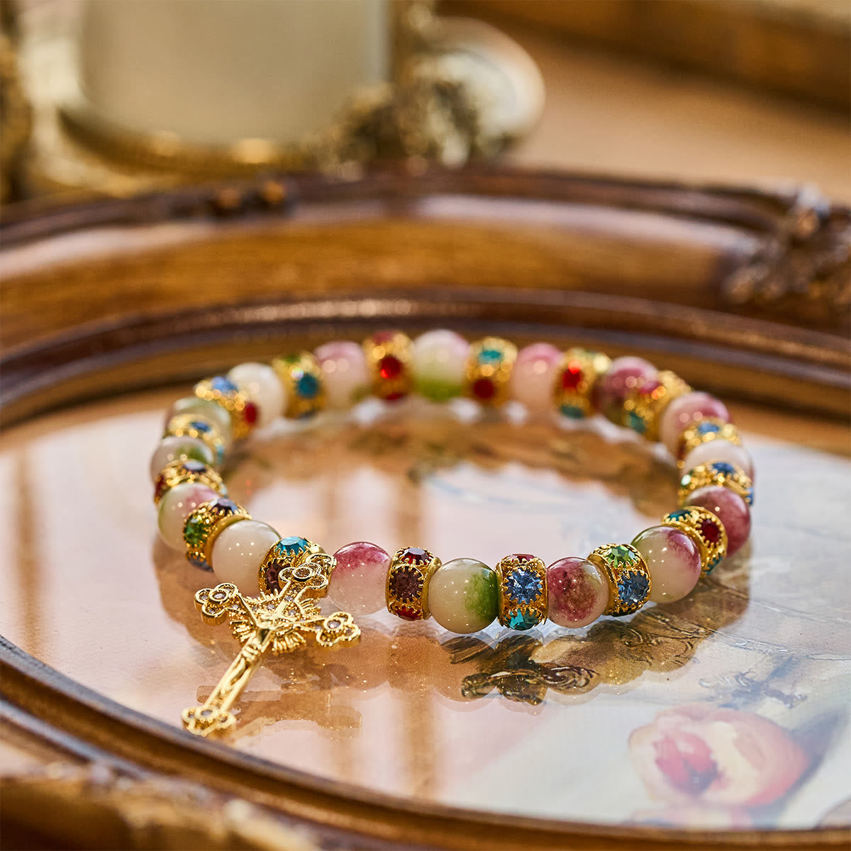 Bracelet scintillant de tourmaline dévotionnelle avec crucifix doré orné
