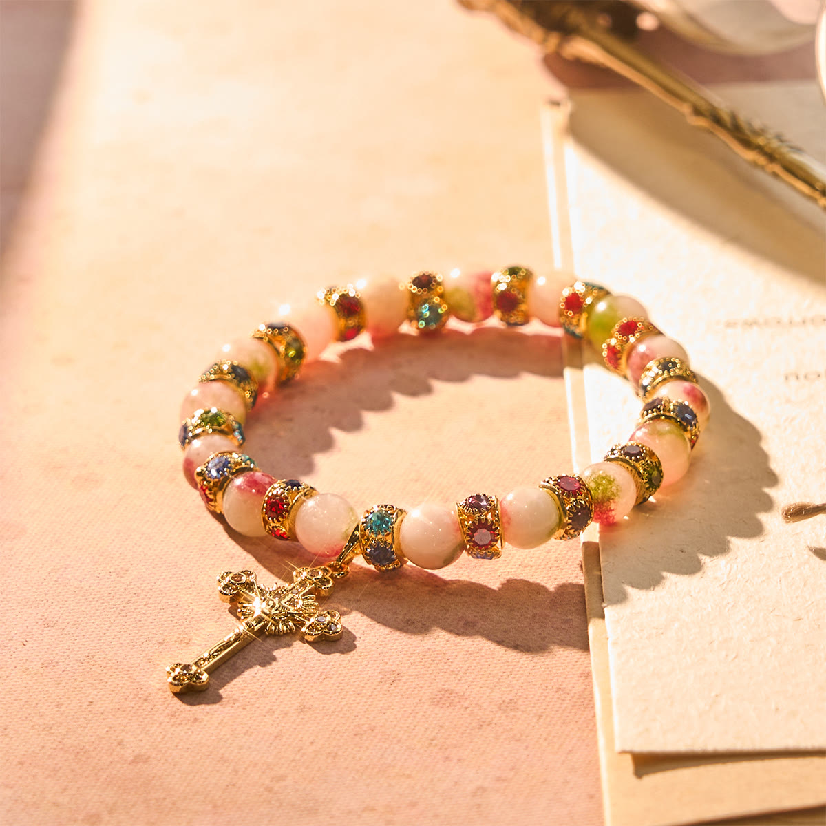 Bracelet scintillant de tourmaline dévotionnelle avec crucifix doré orné