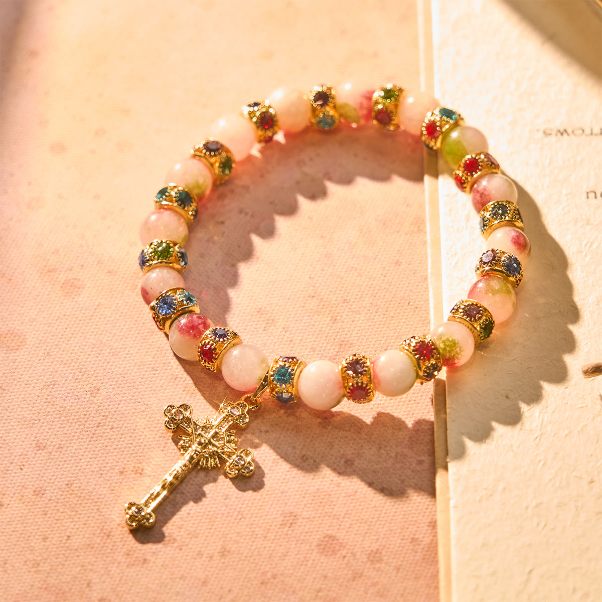 Bracelet scintillant de tourmaline dévotionnelle avec crucifix doré orné
