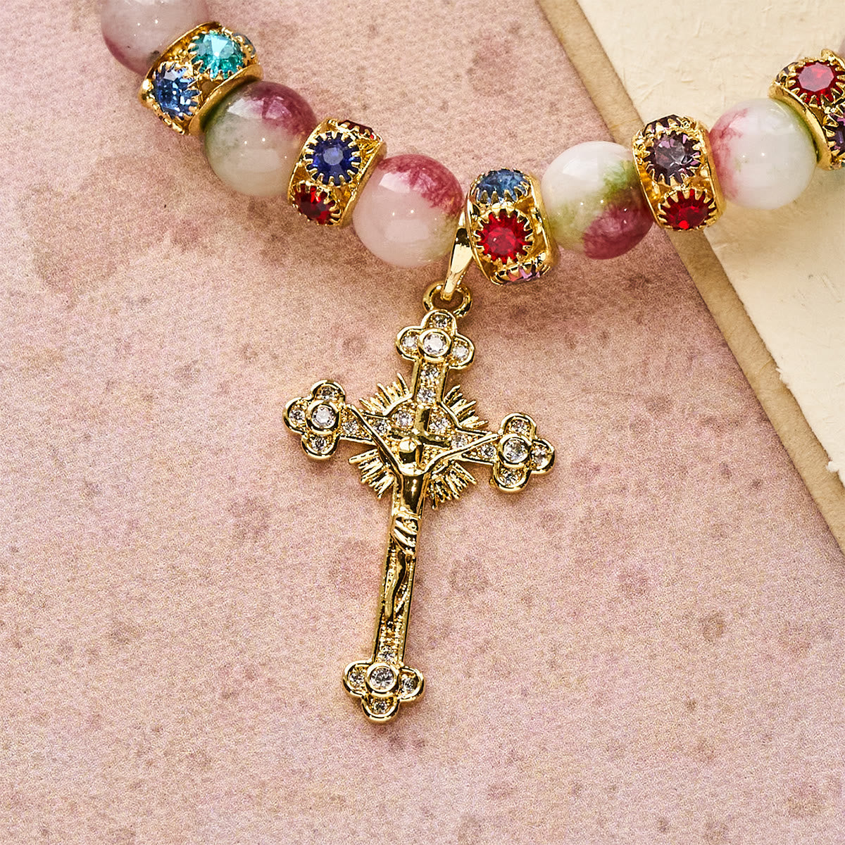 Bracelet scintillant de tourmaline dévotionnelle avec crucifix doré orné