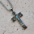 Cruz de Vidrio Impreso: Fe Artística Cerca del Corazón