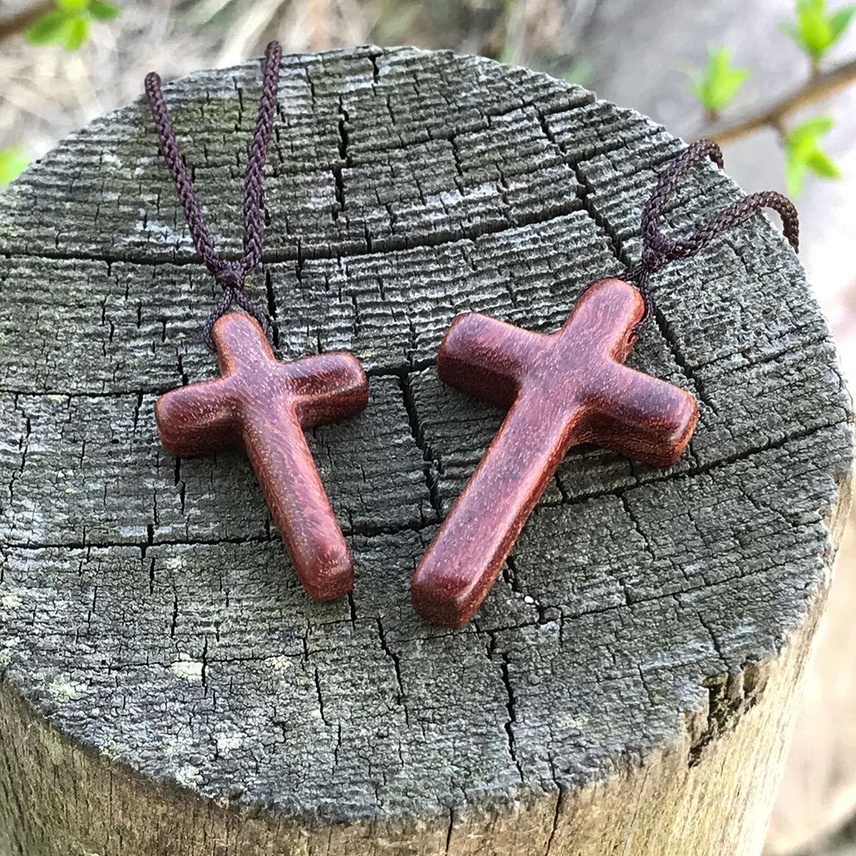 Collar con cruz de sándalo rojo hecho a mano — Devoción sencilla, uso diario