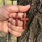 Collar con cruz de sándalo rojo hecho a mano — Devoción sencilla, uso diario