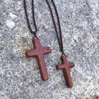 Collar con cruz de sándalo rojo hecho a mano — Devoción sencilla, uso diario