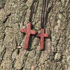 Collar con cruz de sándalo rojo hecho a mano — Devoción sencilla, uso diario