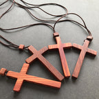 Collar con Cruz de Sándalo Rojo y Verde — Símbolo de Bendición de Veta Natural