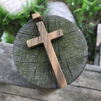 Collar con Cruz de Sándalo Rojo y Verde — Símbolo de Bendición de Veta Natural