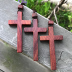 Collar con Cruz de Sándalo Rojo y Verde — Símbolo de Bendición de Veta Natural