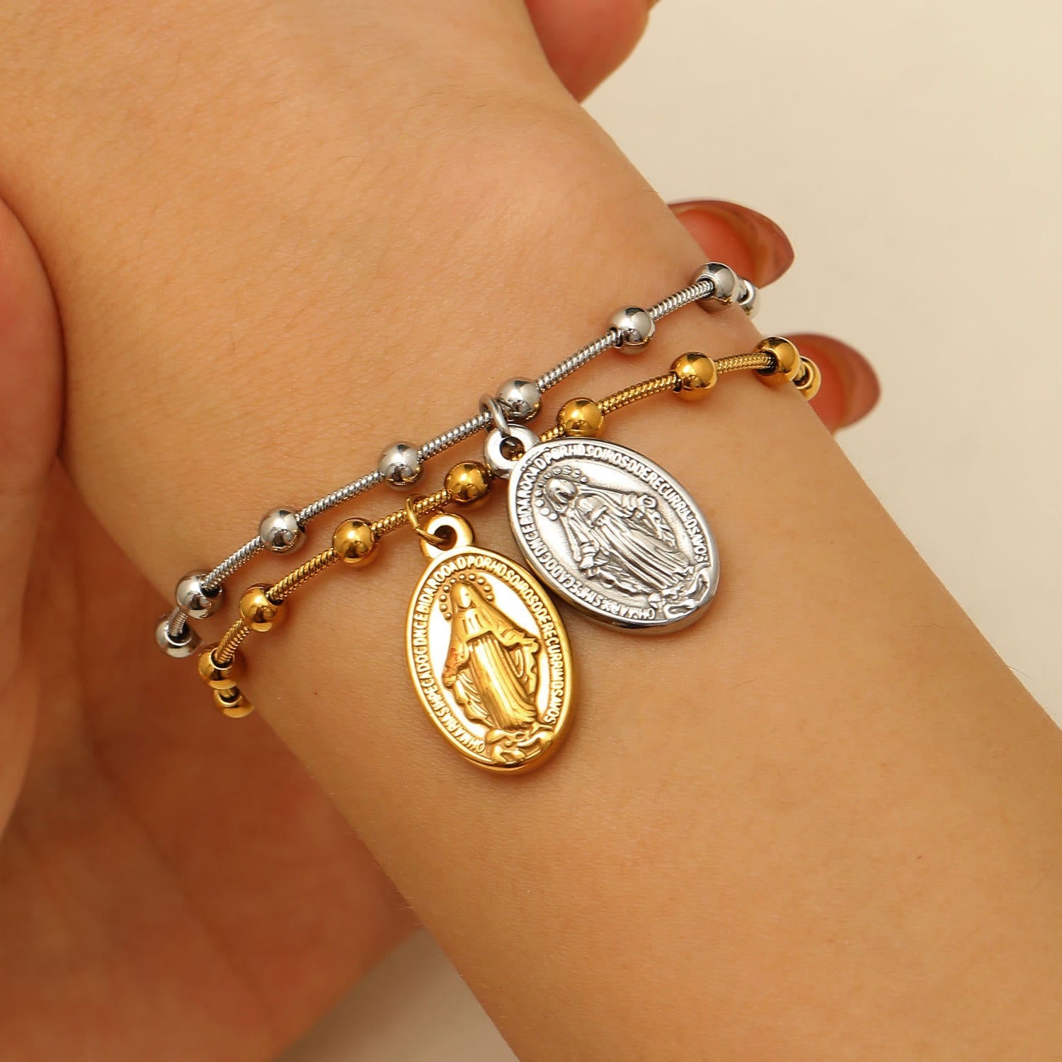 Pulsera Medalla de la Virgen con Acabado de Cruz: Recordatorio de Fe y Cuidado para Uso Diario