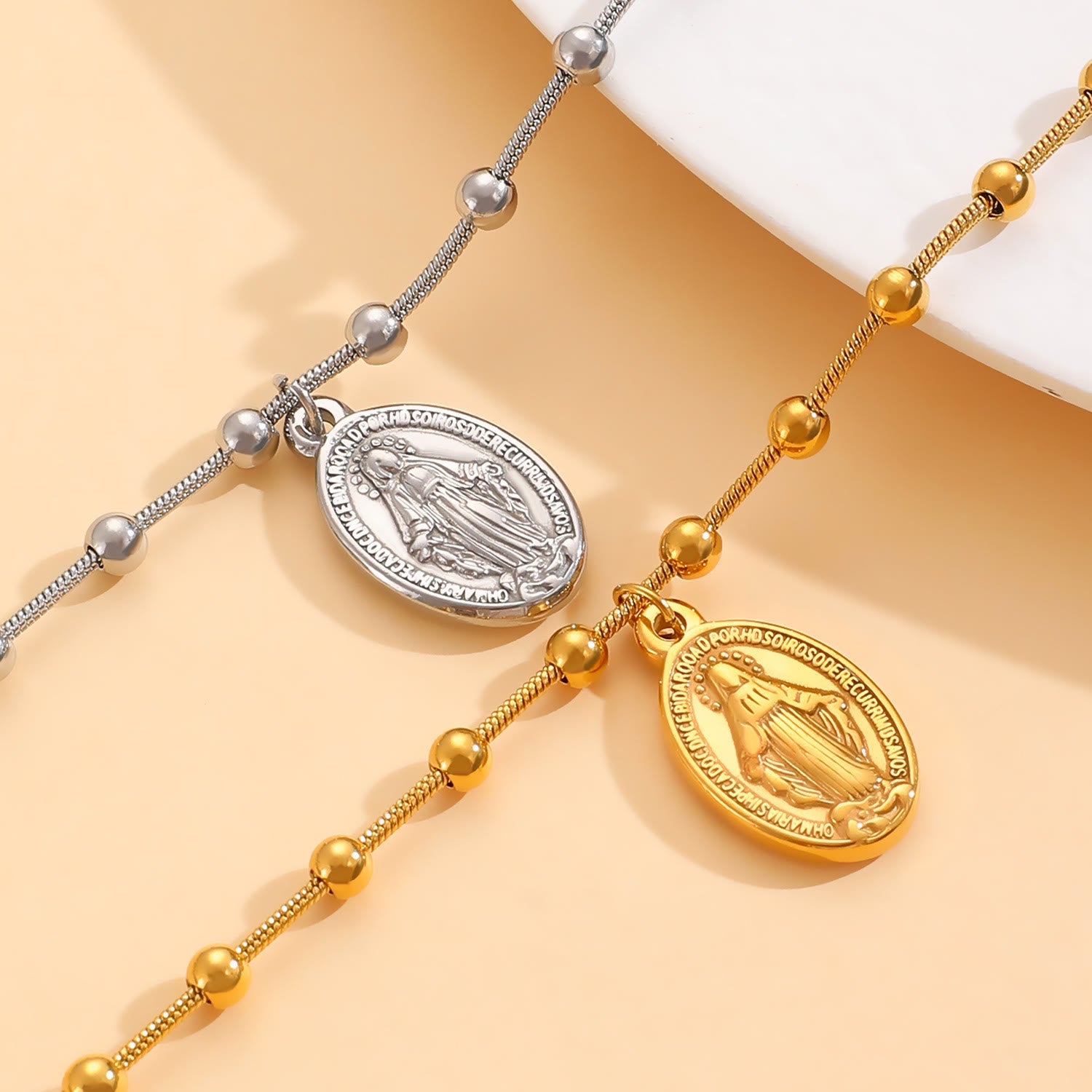 Pulsera Medalla de la Virgen con Acabado de Cruz: Recordatorio de Fe y Cuidado para Uso Diario