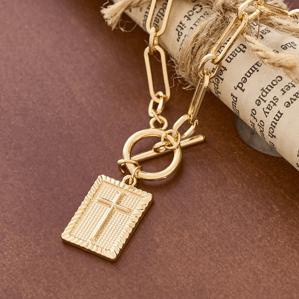 Collar con cruz y etiqueta: un recordatorio diario de fe y arte para los creyentes