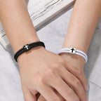 Bracelet croix en corde Milano avec carte-cadeau : bénédiction attentionnée pour les baptêmes et les étapes importantes