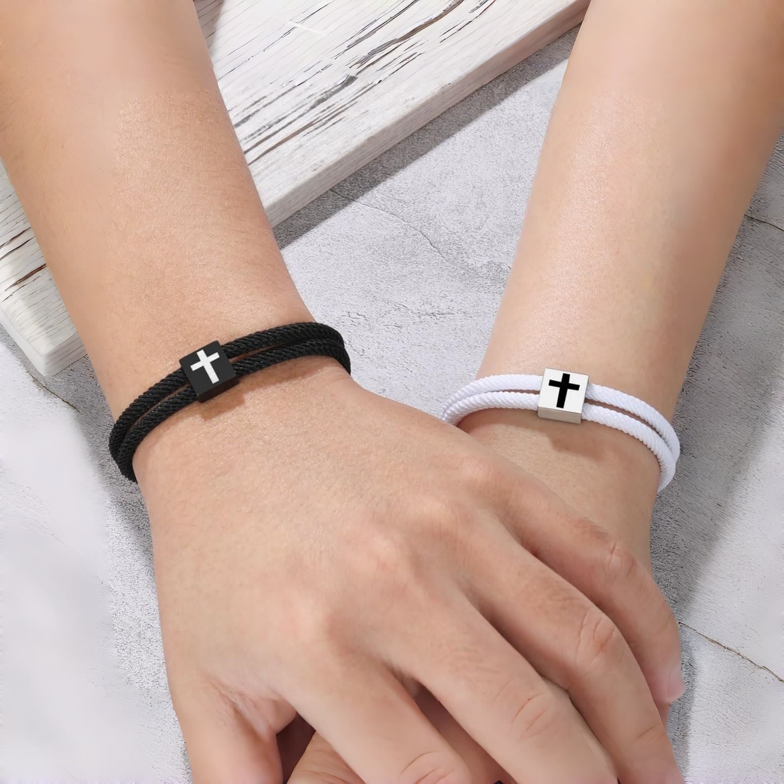 Bracelet croix en corde Milano avec carte-cadeau : bénédiction attentionnée pour les baptêmes et les étapes importantes