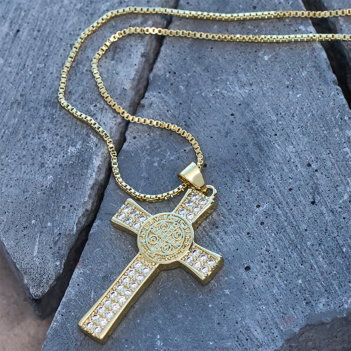 Collier croix de la série Emblème Saint-Benoît : Un rappel de foi et de grâce au quotidien