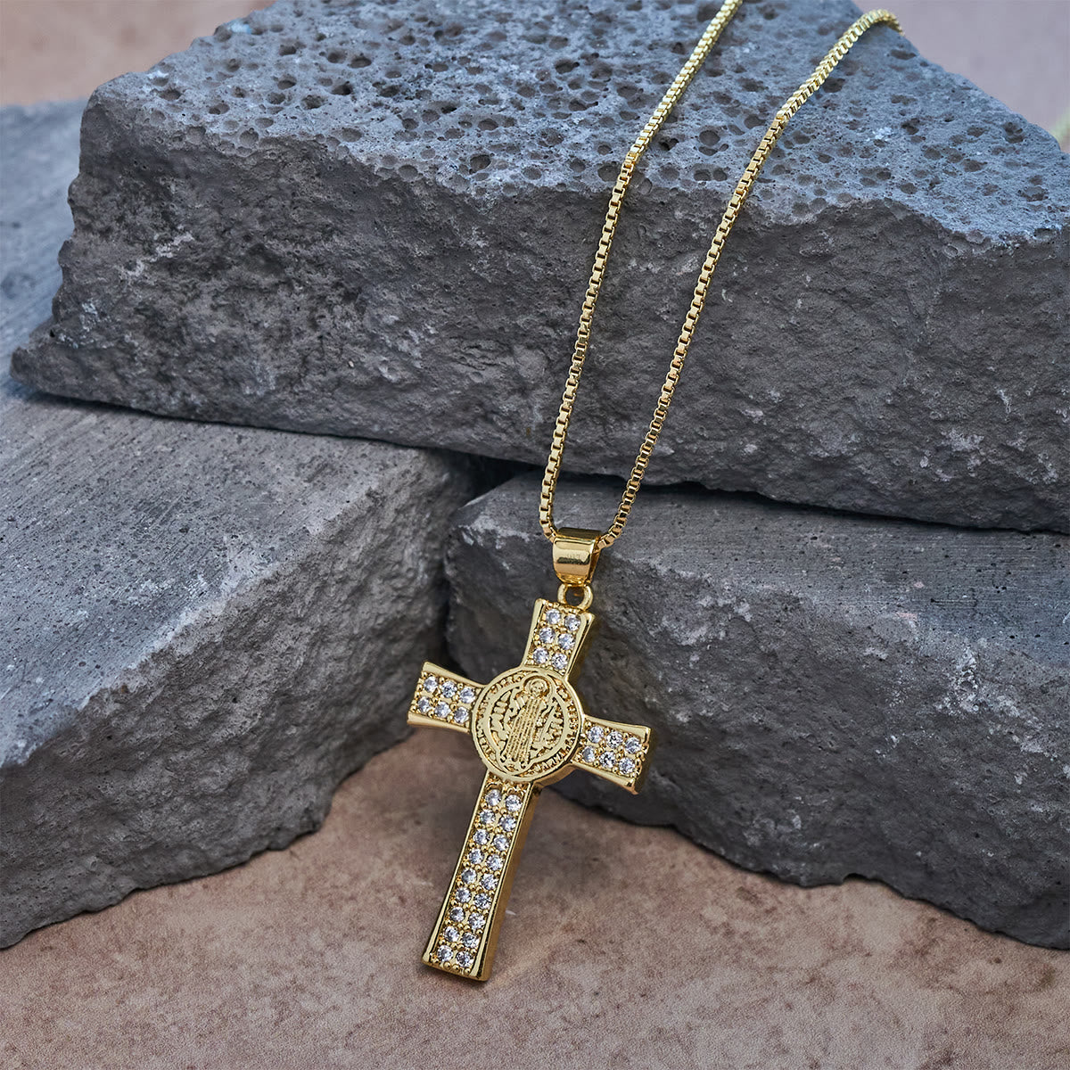 Collier croix de la série Emblème Saint-Benoît : Un rappel de foi et de grâce au quotidien